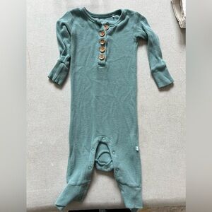 Posh Peanut 9-12 months snap romper long sleeves